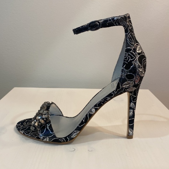 Nwot Guess Floral Ankle Strap Heel Sandal - Picture 5 of 13